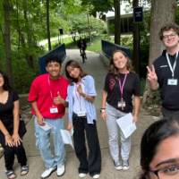 Students posing for a picture at GVSU during orientation (2)